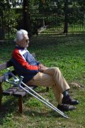 <p><strong>Autor</strong>: Jana Kotlárová<strong> </strong></p>
<p><strong>Popis:</strong> Pán na lavičke s rukami na kolenách v zamyslení. Vedľa na lavičke sú opreté pomocníčky francúzske barly </p>