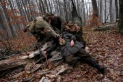 <p><strong>Autor</strong>: Pavel Bakalár <strong> </strong></p>
<p><strong>Popis:</strong> Na zemi leží muž poľovník s puškou v ruke. Nad nim dvaja muži ktorí poskytujú pomoc. </p>