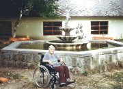 <p><strong>Autor</strong>: Ladislav Andraško <strong> </strong></p>
<p><strong>Popis:</strong> Manželka fotografa v areáli zariadenia pre seniorov. </p>