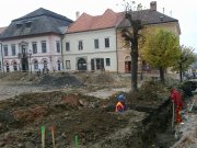 <p><strong>Autor</strong>: Václav Trnka<strong> </strong></p>
<p><strong>Popis:</strong> Na námestí Majstra Pavla v Levoči sa už niekoľko týždňov realizuje rozsiahla rekonštrukcia jeho južnej časti. Nielen pre nás, občanov so zrakovým postihnutím sa začali krušné chvíle. Ale čo už, musíme vydržať. </p>